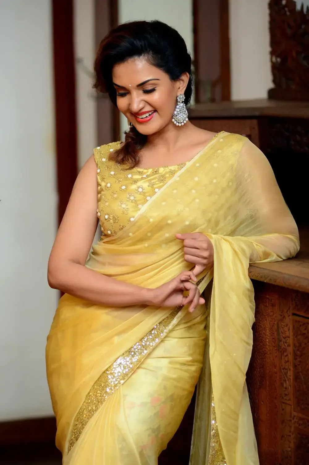 BOLLYWOOD ACTRESS HONEY ROSE IN TRADITIONAL YELLOW SAREE 8